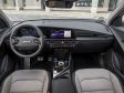 Kia Niro EV 2022 - Im Cockpit gibt es einen Unterschied zum Verbrenner: Das große LED Doppel-Display ist bereits in der Basisversion Serie.