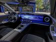Mercedes C-Klasse EQ 2027 - In der Serienversion gibt es an der Stelle die üblichen drei Bildschirme mit Trennung hinter der gemeinsamen Abdeckung.