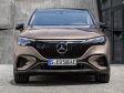 Mercedes EQE SUV - Grundsätzlich sehen sich die EQ-Modelle zwar alle sehr ähnlich, aber feine Unterschiede zeigen die Gesichter doch. Der SUV ist defunitiv deutlich bulliger als der EQE und wieder ein bisschen kantiger als der EQS SUV.