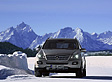 Mercedes M-Klasse bei Schnee im Winter