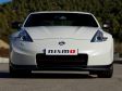 Rot-Wieß ist die Devise beim 370Z Nismo. Außen gibt es rot lackierte Bremssättel, innen rote Ziernähte.