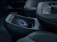 Nissan Ariya 2026 - Facelift - Induktives Laden ist in dieser Schale vorne in der Mittelablage möglich.