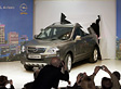 Opel Antara - Als Crossover-Studie zum Star der IAA 2005 avanciert, stand der neue Opel Antara am Mittwoch dem 10.05.2006 bei seinem ersten spektakulären Auftritt in der Serienversion im Fokus der Gäste, die zur Eröffnung des neuen Europäischen Designzentrums von General Motors Europe nach Rüsselsheim gekommen waren.