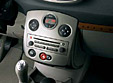 Die Mittelkonsole des Renault Clio ist aufgeräumt und funktional.