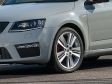 Skoda Octavia RS Combi - Der Octavia RS Combi steht auf 18" Leichtmetallrädern - hier im Bild die Serienfelgen. Die Bremssättel sind rot lackiert.