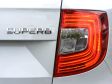 Skoda Superb Combi Facelift 2014 - Die markante Linie im Heck des Kombis - die Rückleuchten bis auf Details von der Form unverändert.