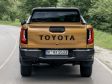 Toyota Hilux (2027) - Ob sich Elektro bei Pick-Ups durchsetzt? Keine Ahnung. Zumal mehr als 15.000 Euro zwischen den beiden Varianten liegen.