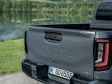 Toyota Hilux (2027) - Allrad haben sie beide, die Elektroversion verfügt über zwei Motoren.