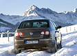 Auf verschneiten Straße zu Hause - Passat 4Motion.