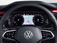 VW Polo VI GTI Facelift 2021 - Das Cockpit bleibt relativ ähnlich, das Lenkrad passt sich mehr den kantigen Konturen im Innenraum an.