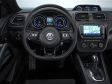 VW Scirocco R 2014 - Innen sind die Instrumente in Blau gehalten. Die Zusatzinstrumente auf dem Armaturenbrett sind Serie wie auch beim normalen Scirocco.