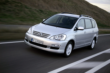 Toyota Avensis Verso - Front