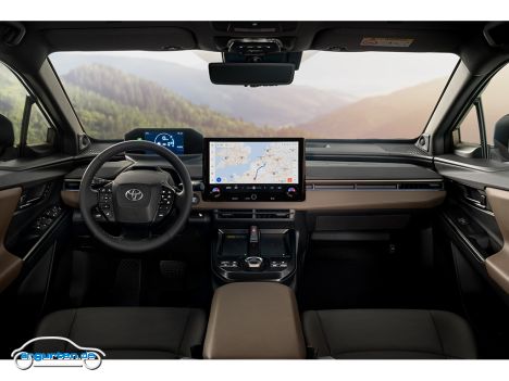 Toyota bZ4X Touring (2026) - Der Innenraum mit dem jetzt optisch abgetrennten und freistehenden Display in der Mitte gefällt deutlich besser als vor dem Facelift.