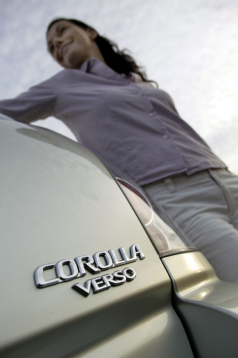 Toyota Corolla Verso - Schriftzug mit Dame