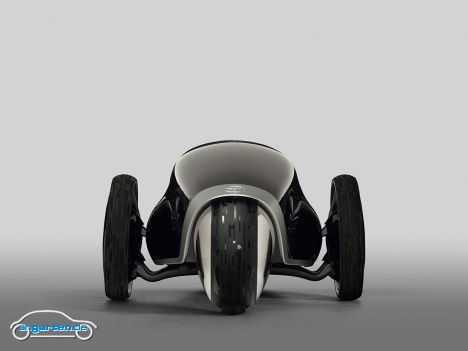 Toyota FV2 Concept - Über Car-to-Car Kommunikation soll der Fahrer in schlecht einsehbaren Bereichen unterstützt werden.