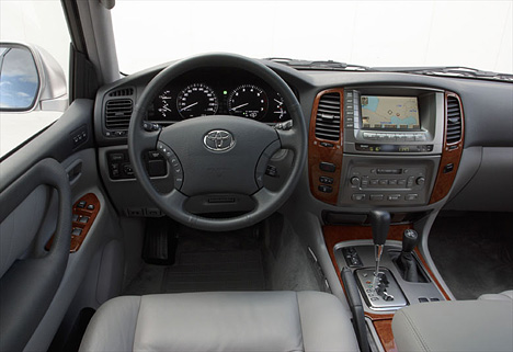 Toyota Land Cruiser 100 - Cockpit