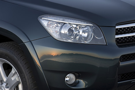 Detail der Beleuchtungsaggregate: Lampen am RAV4 sind aus Klarglas.