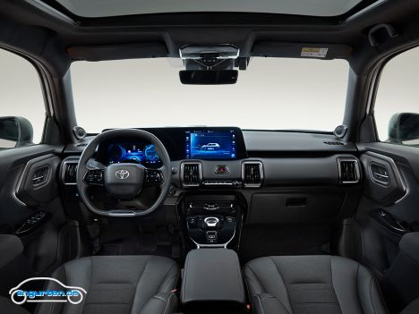 Toyota Urban Cruiser (2025) - Der Innenraum ist nüchtern, lässt aber sicherlich niemanden in Begeisterungsstürme ausbrechen.