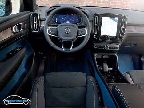 Volvo C40 - Der Innenraum ist volvotypisch mit Hochformat-Display in der Mitte.