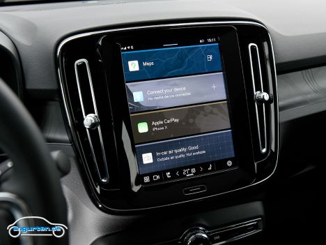 Volvo C40 - Hochformat-Touchdisplay in der Mittelkonsole. Das System basiert auf Android.