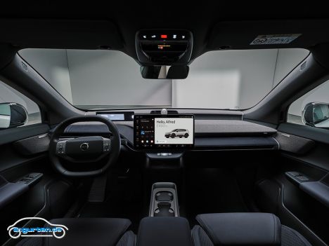 Der neue Volvo EX60 - Im Innenraum geht Volvo ziemlich eigene Wege: Ein zentraler, großer Bildschirm und für den Fahrer nur nohc das allerwichtigste auf einem Monochrombildschirm. Ja - auch das reicht manchmal. Sieht in jedem Fall recht aufgeräumt aus.