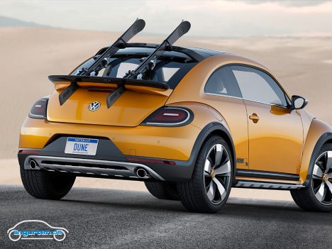 VW Beetle Dune Concept - Hinten lassen sich ein paar Skier in den Spoiler klinken. Was das am Strand zu suchen hat, ist uns allerdings nicht klar.