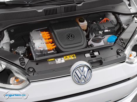 VW e-up! - So - genug des Jammerns. Der e-up! Hat einen Motor mit 60 kW / 82 PS. Die Batterie lädt 18,7 kWh, so dass eine theoretische Reichweite von etwa 160 km ohne Nachladen möglich ist.