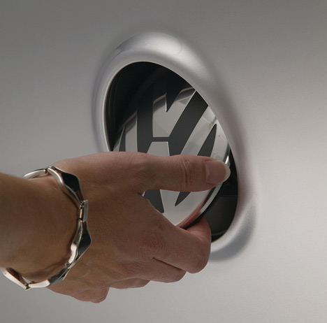 Die Heckklappe wird mit dem VW-Logo geöffnet