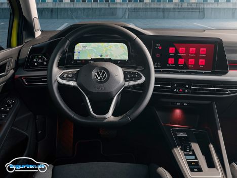 VW Golf VIII - Zwei große Bildschirme bestimmen das Bild. Hier mit Navi.