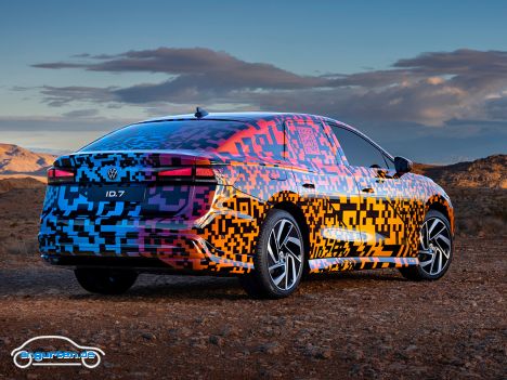 VW ID.7 Studie mit Tarnung - Hier zeigt er sich zum ersten Mal von Seiten des Herstellers, allerdings noch in einer coolen Tarnversion.