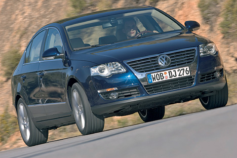 Der VW Passat als Limousine von vorne.