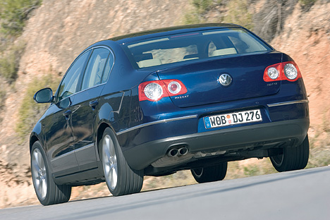 Das Heck des VW Passats zieren markante Rückleuchten.