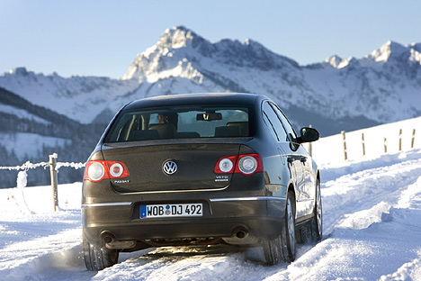 Auf verschneiten Straße zu Hause - Passat 4Motion.