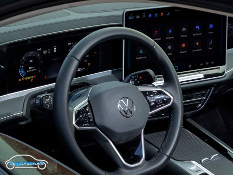 Neuer VW Passat 9 Variant (2023) - getarnt. - Nochmal ein leicht anderer Blickwinkel ins Interieur.