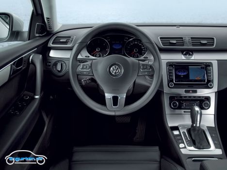 VW Passat Variant - Das Cockpit ist wie immer recht aufgeräumt.