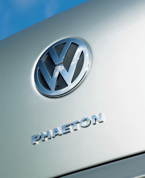 Öffnen mit dem Logo: Der Kofferraum des Phaeton.