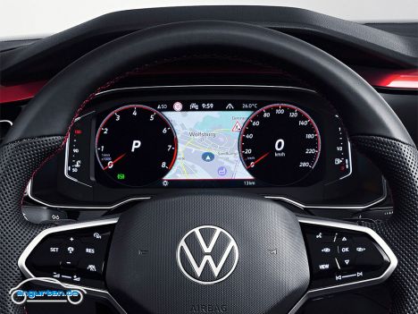 VW Polo VI GTI Facelift 2021 - Das Cockpit bleibt relativ ähnlich, das Lenkrad passt sich mehr den kantigen Konturen im Innenraum an.