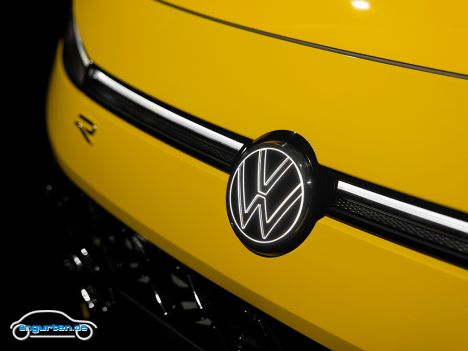 VW T-Roc II (2025) - Vorne in der R-Line Version auch durchgehendes Leuchtband.