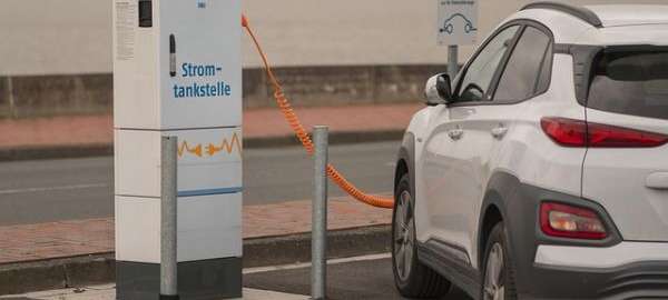 Elektroauto an der Ladesäule - im E-Auto-Abo bleibt das Restwertrisiko beim Anbieter. / Foto: A. Krebs auf pixabay.com
