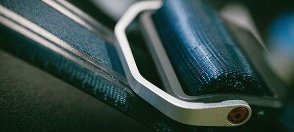 Zurrgurt liegt unter Spannung direkt auf einer scharfen Metallkante ohne Schutz. - Foto: pexels