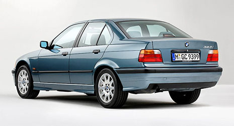 BMW Pin 3er E36 Limousine silbern rot Maße 31x14mm 