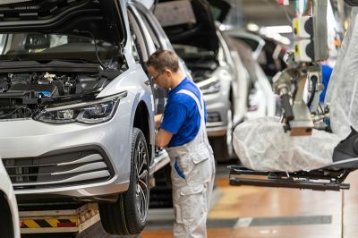 Automobilexperte Dudenhöffer: 100.000 Arbeitsplätze im Automobilsektor in Gefahr. Bild: VW