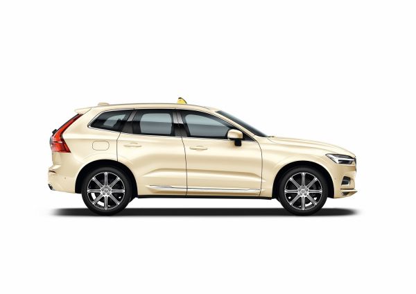 Bei der Suche nach dem nächsten freien Taxi könnte demnächst ein Volvo XC60 halten: Als erstes Modell der schwedischen Mittelklasse-Baureihe kann jetzt auch das Premium-SUV auf Wunsch zum Taxi umgerüstet werden. // Foto: VOLVO