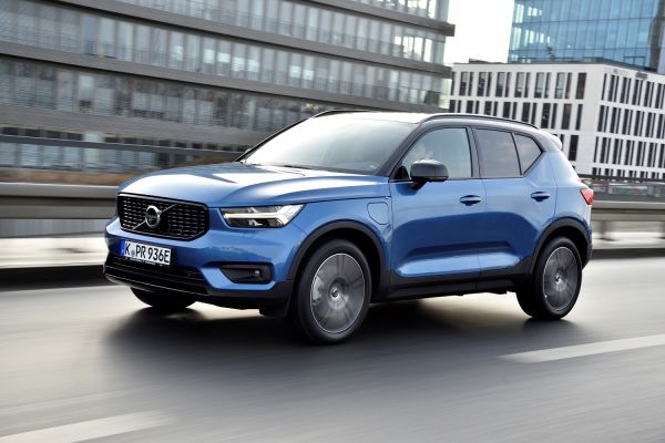 Volvo XC40 T5 Twin Engine R-Design mit Plug-in Hybridantrieb, Außenfarbe Bursting Blue Metallic mit Kontrastdach in Black Stone. // Foto: VOLVO