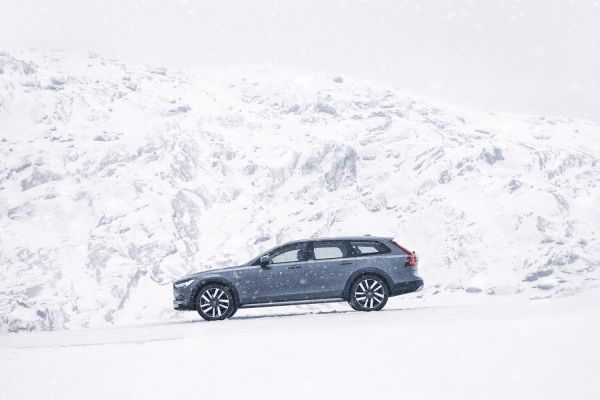 Der Volvo V90 B6 AWD Cross Country in der Farbe Thunder Grey. // Foto: VOLVO