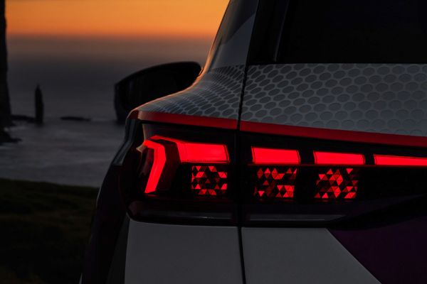 Auf jeder Fahrzeugseite gibt es beim Q6 e-tron je drei OLED-Panels mit 60 einzeln steuerbaren Segmenten. Bild: Audi