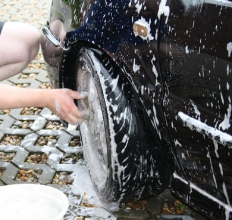 Frühjahrsputz fürs Auto: Hochdruckreiniger und andere Tipps. Bild: BettinaF / Pixelio.de