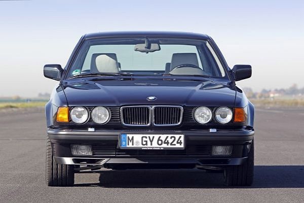Der BMW 750 iL debütierte vor 25 Jahren. Herzlichen Glückwunsch. Bild: BMW