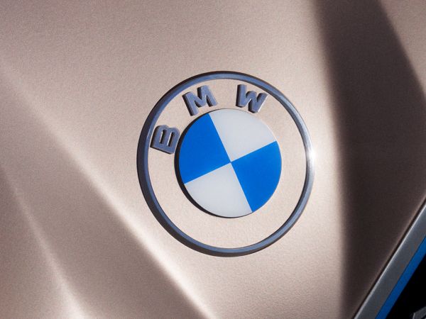 Das neue BMW Logo auf dem Concept i4. Bild: BMW