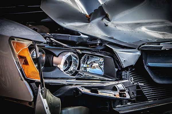 Ein Unfall ist schnell passiert - die Versicherung hilft. / Foto: Clark Van Der Beken auf Unsplash 